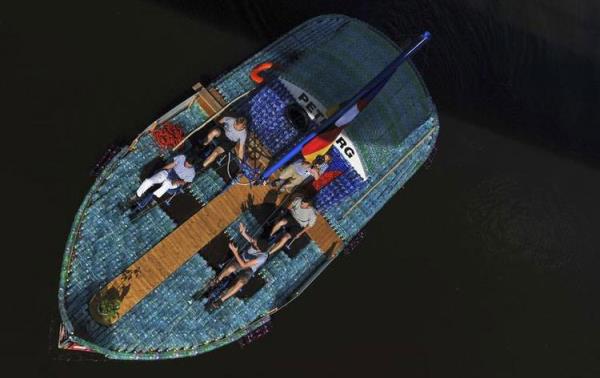 Maceraperest drt mucit arkada pet ielerden yaptklar pedalla hareket eden teknelerinde. 5 bin pet ieden oluan 10 metrelik tekneyle yaadklar ek Cumhuriyeti'nden Elbe Nehri'nde pedal evirerek Hamburg'a ulamay hedefliyor