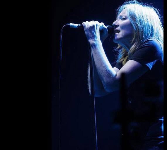 ngiliz mzik grubu Portishead'in solisti ve sz yazar Beth Gibbons, Madrid'deki konserde ili arklarndan birini sylyor.