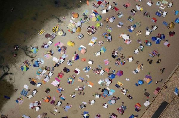 Berlin'de bir kumsalda gnelenen insanlar gkyznden ite byle grlyor.
