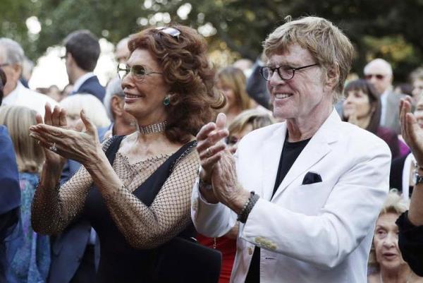 Sinemann iki byk ismi Sophia Loren ve Robert Redford... Hayli yalandklar kesin. California'daki bir arap festivalinde mziin tadn karyorlar.
