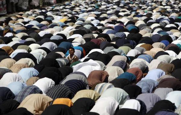 Kalabalkta en dikkat eken ey farkl olandr. Babasyla Pakistan'n Karai kentinde iilerin ibadet ettii camiye gelen kk ocuk, herkes secdeye yattnda etrafta ne olup bittiini merak etmi.