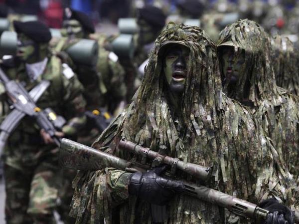 Kolombiya'nn bamszlk gn kutlamalarnda askerler bakent Bogota'da resmi geitte. En nemli zellii gizlenme ve araziye uyum salama olan keskin nianclarn kamuflaj, lkenin sk ormanlarla kapl olduunu doruluyor.