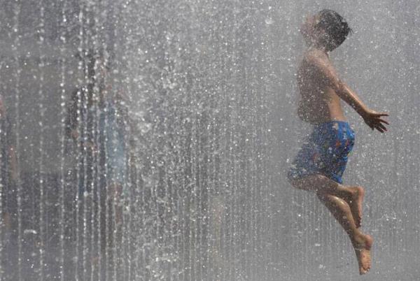 Londra'da ise scak bir gn... Byle serinlemek iin ocuk olmak vard.