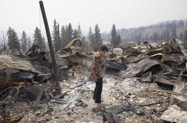 ABD'nin Washington eyaletinde bir sredir devam eden orman yargnnn nne kan onlarca ev kl oldu. Mim Morris isimli kadn, alevler sndkten sonra dnd kasabasnda evinden geriye kalanlara bakyor.