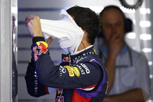 Formula 1 piloto Daniel Ricciardo yar ncesi antrenmann ardndan kasknn altna giyidii maskesini karrken foto muhabiri harika bir zamanlamaya imza atyor.