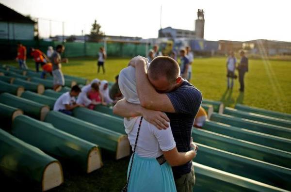 20 yl sonra bile Bosna sava kurbanlarnn toplu mezarlarna rastlamak artc olmuyor. Bir cenaze trenindeyiz, geen yl kemikleri bulunan 284 kii daha topraa veriliyor. Yllardr yaknlarn arayanlarn acs bir yandan ilk gnk gibi taze, bir yandan da buruk bir tesellideler, 'hi olmazsa bir mezarlar var' diye avunuyorlar.