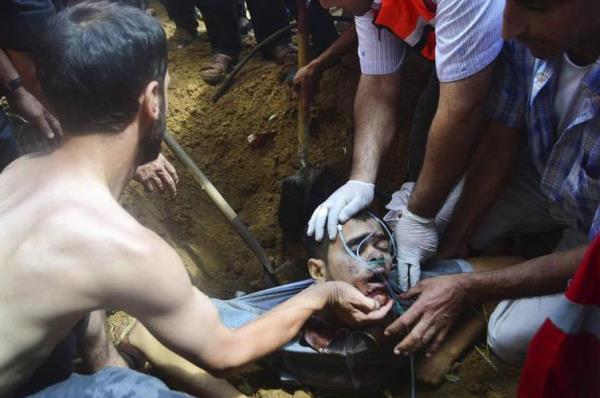 Gazze'de objektife yansyan dehet verici anlardan biri...Beyt Lahya iinde bulunduu binaya srail'in att bomba isabet eden gen Filistinli'yi kurtarmak iin zamana kar bir yar var.