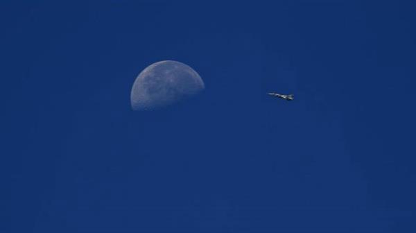 Bir Suriye sava ua... Sanki aya yolculuk ediyor, lkesi ok gerilerde kalm...