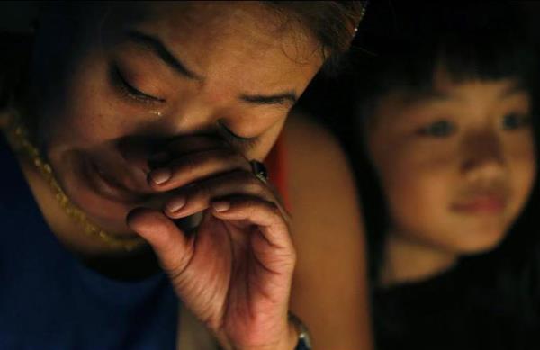 Aada Ukrayna ordusuyla Rus milislerler atyor, yukarda 10 bin metrede 298 kii her eyden habersiz uaktaki koltuklarnda Malezya'ya doru yol alyor. Kimi tatile, kimi evine... Ama her naslsa yerden atelenen bir fze hepsinin hayatna son veriyor. Geride kalanlar bu acy kolay atlatabilecek gibi deil