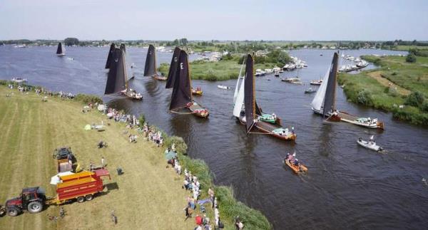 Hollanda'nn labirent gibi kanallarnda yaplan geneneksel bir yelkenli yar.