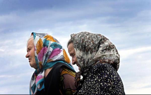 Bu acy hisseden kukusuz sadece kurbanlarn yaknlar deil... Kasabalarna den uan enkazna gelerek lenleri anan bu iki Ukraynal kadnn yaad duygular yzlerine arpc bir ekilde yansm.