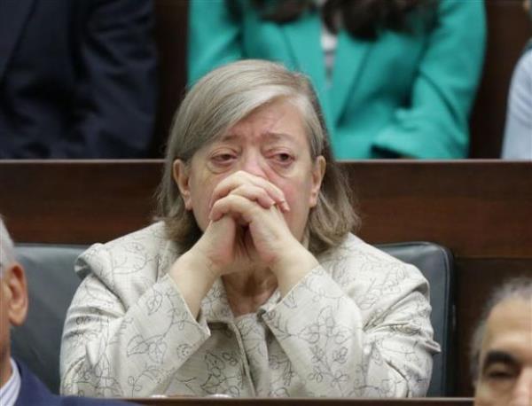 Bu szler zerine salondakiler gzyalarna hakim olamad.