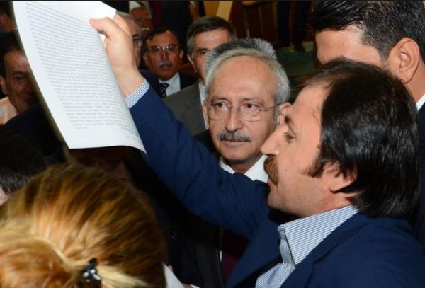 CHP'nin TBMM'deki grup toplantsnn sona ermesinin ardndan, Samsun Asarck lesinin eski CHP le Bakan Blent Baskn, CHP Bakan Kemal Kldarolu'na tepki gsterdi. Baz partililer de Baskn'a tepki gsterince arbede yaand. Meclis polisi, Baskn' (sada) grup toplantsnn yapld yerden uzaklatrd.