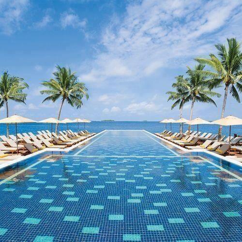 Sonsuzluk havuzu.. Centara Grand Island Resort, Maldivler
