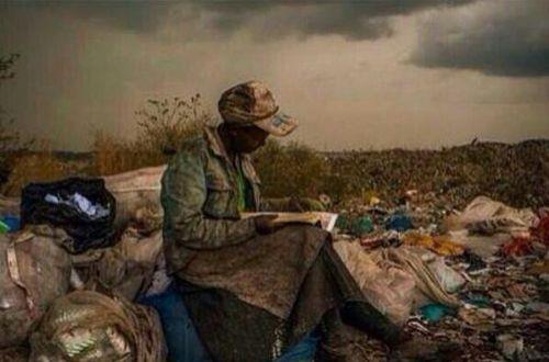 Bakent Nairobi'de p toplayan bir kadn, bulduu kitab okumaya dalm... Kenya