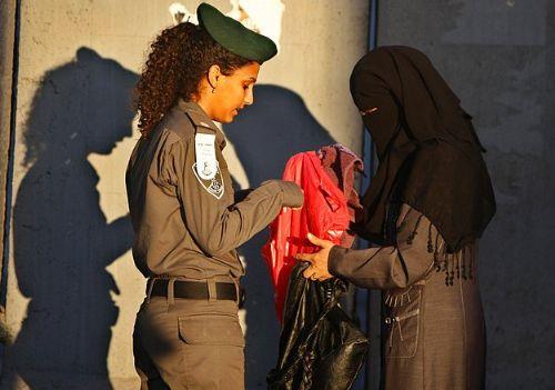 <p><b>FLSTN </b></p>    Filistin'de kadnlarn okuma yazma oran %92.6'yken, sadece %17'si istihadam edilmektedir. Kadnlar iin evlenme ya, Bat eria'da 15, Gazze eridi'nde de 17'dir. Fotoraf ise; bir srail snr polisinin, Filistinli bir kadnn antasn kontrol ederken ekilmitir.