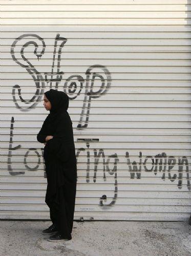 <p><b>BAHREYN </b></p>    Bahreyn'de kadnlarn %33' aile ii iddete maruz kalmaktadr. Bir kadnn tankl, yarm adamn tanklna eittir. Bu da demek oluyor ki, 2 kadn, 1 erkein tanklna eittir. Fotoraftaki kadn ise hkmete kar yaplan protestolar esnasnda ldrlen bir vatandan cenazesinde ekilmitir. Arkasndaki 'kadna iddete son' yazsyla birlikte fotoraf ektiren bu kadnn ise polisler tarafndan tutukland iddia edilmektedir.