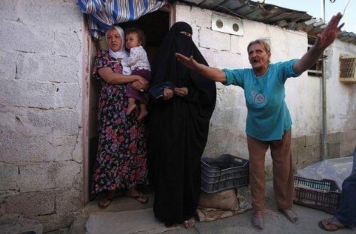 <p><b>CEZAYR </b></p>    Cezayir hukukunda ee tecavzn cezas yoktur. 14 Ekim 2012'de, Cezayir'de cinsel saldrdan birisi ceza almtr. Bu tarihe kadar cinsel saldrdan dolay ceza alan yoktur. Fotoraftaki kadn Cezayir'in bakenti Cezayir yaknlarnda gecekondu evinde yaam koullarndan ikayet etmektedir.