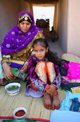 <p><b>UMMAN </b></p>    Umman parlementosunun sadece %1.2'si kadnlardan olumaktadr. Umman yasalarna gre mirastan erkeklerin aldnn yars kadar alabilmektedirler. Bu lkede erkek herhangi bir sebepten dolay karsn boayabilmektedir. Ancak bir kadnn boanma hakkn elde edebilmesi iin 8 sebep ierisinden birini salamas halinde boayabilmektedir. Fotorafta ise bir kadn ve kz geleneksel Umman kyafetleri ierisinde objektiflere poz vermektedir.