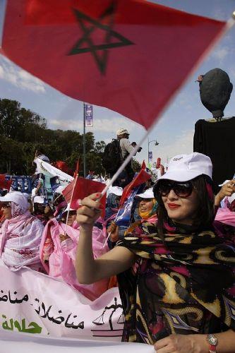 <p><b>FAS </b></p>    Fas ceza kanunu kadnlarn kocalarn terk etmelerini yasaklamtr. 15-49 ya aras kadnlarn %44' okuma yazma bilmemektedir. lkedeki evliliklerin %10'unda 18 yandan kk kzlar evlenmitir. Fotoraftaki kadn ise ii bayramnda mitingde boy gstermekte.