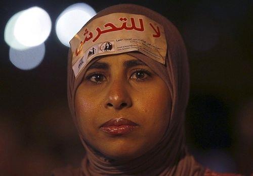 <p><b>MISIR </b></p>    Msr'daki kadnlarn %99.3', cinsel tacize maruz kalyor. Ve %91'i de kadn snnetine maruz kalmaktadr. Politikada da kendilerine neredeyse hi yer bulamamaktadrlar. Fotorafta grdnz kadn, cinsel tacize hayr mitinginde yer alan bir Msrl kadn.