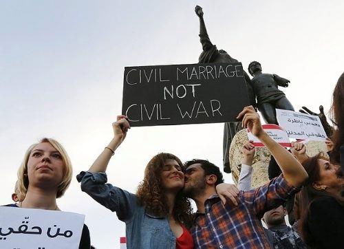 <p><b>LBNAN </b></p>    Lbnan yasalarna gre tecavz eden kii, tecavze urayan kadnla evlenme hakkna sahip olmaktadr. Yasad krtaj yapan kadn 7 yl hapse mahkum olmaktadr. Fotorafta ise resmi nikahn yasalatrlmasn destekleyen ifti gryoruz.