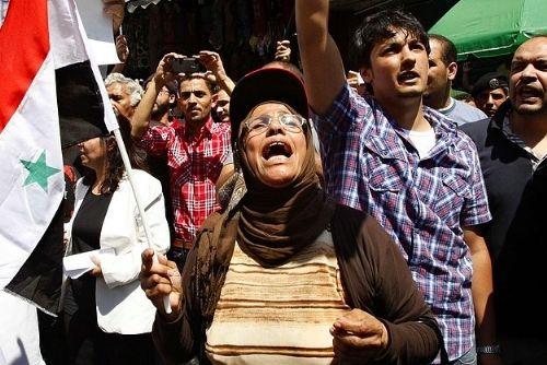 <p><b>RDN </b></p>    rdnl bir kadn yabanc bir erkekle evlendii zaman, hem kocas ve hem de doacak ocuklar rdn vatanda olamamaktadr. lkedeki gayrimenkullerin sadece %17'si kadnlara aittir. Fotoraf ise cuma namaz sonras Suriye hkmetine kar yaplan eyleme katlan kadna aittir.