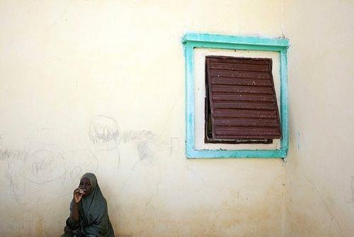 <p><b>MAURTUS </b></p>    Mauritius'da kadnlarn sadece %9'u doum kontrolnden haberdardr. 1 aylk bebekken %69'u kadn snnetine maruz kalmaktadr. Fotoraftaki kadn ise yemek datm merkezinin nnde ay ierken, 1 uval pirin ile 1 ie ya beklemektedir.