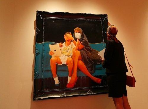 <p><b>BRLEK ARAP EMRLKLER </b></p>    Birleik Arap Emirliklerinde evlilik d ocuk yapmak tutuklanma sebebidir. Ve mslman olmayan bir erkekle evlenmeleri de yasalara gre yasaklanmtr. Fotoraftaki kadn ise Dubai'deki 'Kr Yeni Dnya' sanat galerisinde objektiflere taklmtr.