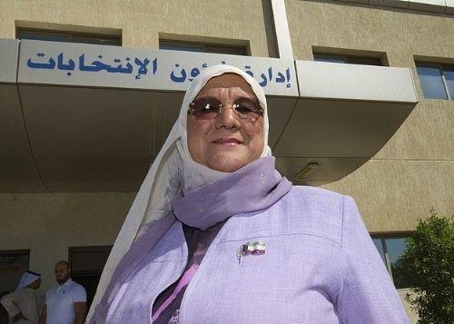 <p><b>KUVEYT </b></p>    Kuveyt'te cinsel iddeti yasaklayan bir yasa bulunmamaktadr. Ve evlilik ii tecavz su saylmamaktadr. Kadnlar iin evlenme ya 15'ken, erkekler iin bu ya 17'dir. Fotoraftaki kadn ise, Kuveyt'in ilk kadn bakan olan (salk bakan) Massouma al-Mubarak'e aittir.