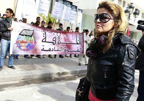 <p><b>TUNUS </b></p>    12 Aralk 2012 tarihinde Tunus devletinin ilk aile ii iddet barna ve acil yardm hatt hizmete almtr. Tunus'da kadnlar ayn ite alt erkee gre, %33 daha az maa almaktadr. Ve doum izni sadece 30 gndr. Fotoraftaki Tunuslu kadn slamc bir parti iin destek yrynde.