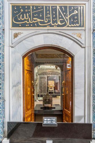 Hz. Muhammed'in (s.a.v.) air Kab bin Zheyre'ye hediye ettii hrkas Yavuz Sultan Selim'in Msr' fethinden (1517) bugne Topkap Saray'nda muhafaza ediliyor. Sultan Abdlaziz'in altndan yaptrd muhafazada bulunan Hrka- Saadet, ipek bohalarda saklanyor. Hrka siyah ve krem rengi iki katl zel bir yn kumatan yaplm. lemesi yok ve ok sade bir hrka (arkada).