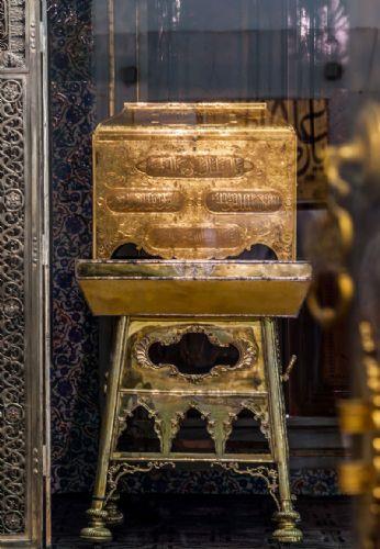 Hz. Muhammed'in (s.a.v.) air Kab bin Zheyre'ye hediye ettii hrkas Yavuz Sultan Selim'in Msr' fethinden (1517) bugne Topkap Saray'nda muhafaza ediliyor. Sultan Abdlaziz'in altndan yaptrd muhafazada bulunan Hrka- Saadet, ipek bohalarda saklanyor. Hrka siyah ve krem rengi iki katl zel bir yn kumatan yaplm. lemesi yok ve ok sade bir hrka (arkada).