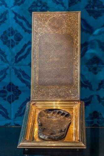 Hz. Muhammed (s.a.v.) Mira'a knda Mescid-i Aksa'da bast tata ayak izi kald. Osmanl padiah I. Ahmed Muallak Ta'nn parasn saraya getirtti. Ama ryasnda yerine iade etmesi gerektii uyars gelince Kadem-i Saadet'in (ayak izi) modelini aldrp orijinalini yerine gnderdi.