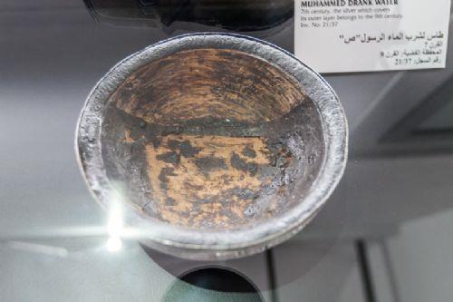 Ramazan'da sergilenen bir dier eserde Hz. Muhammed'in (s.a.v) su itii kap. Taif'te kt muameleye maruz kaldnda bir baa saklanan Hz. Peygamber'e bir ocuk ahap bir kap iinde su getirmi. ocuk, Hz. Peygamber'in kokusunu duyarak kaptan su imeye devam etmi. 9. yzylda etraf gmle kaplatlarak muhafaza altna alnm.