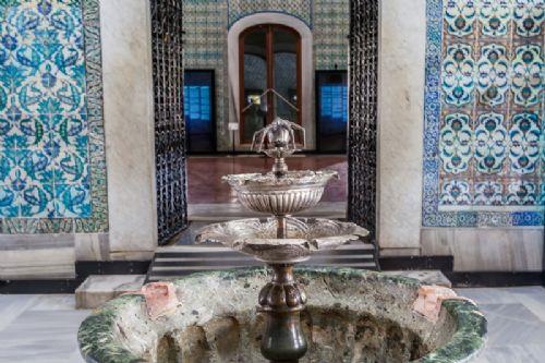 <p>Hrka- Saadet Dairesi'nin giriinde, adrvanl Sofa'da Kabe anahtarlarndan oluklara, Hacer-ul Esved muhafazasndan tvbe kapsna kadar Kabe emanetleri sergileniyor. </p>    Has Oda aalar Hrka- Saadet'in giriindeki adrvanl Sofa yer alan emede darnn kirli tozunu ierie getirmemek iin ellerini ykard. Hrka- Saadet Dairesi'ndeki temizlik ilemi bittikten sonra yine ellerini bu emede ykar, yle dar karlard. nk Kutsal Emanetler'in kutsal tozlarnn dar kmasn istemezlerdi. Osmanl kutsal emanetlere bu kadar hrmet ve sayg gsteriyordu.