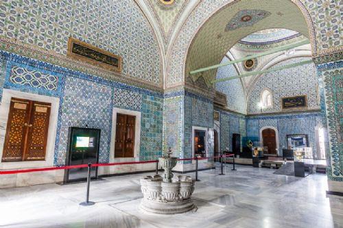 Hrka- Saadet Dairesi'nin giriinde, adrvanl Sofa'da Kabe anahtarlarndan oluklara, Hacer-ul Esved muhafazasndan tvbe kapsna kadar Kabe emanetleri sergileniyor.