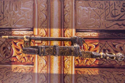 15. yzyldan kalma Kabe anahtar da sergilenenler arasnda. Osmanl padiahlar Kabe anahtarlarna hem kendi adlarn hem de babalarnn adlarn yazdrrd. Ayrca tm padiahlar gemi padiahlarn adlarn tek tek Kabe rtsne iletirdi.