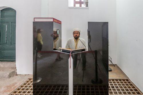 Hrka- Saadet'te bir Osmanl gelenei olarak yaklak 500 yldr kesintisiz bir ekilde hafzlar, Kur'an- Kerim okuyor. Gl sular mekana serpilmeye de devam ediyor.