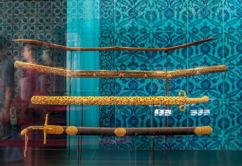 Hz. Muhammed'in (s.a.v) kllar ve kulland yay. Sultan I. Ahmed dneminde saray kuyumcular tarafndan yaya altn klf, kllara ise kabza ve kn yaplarak muhafaza altna alnm.