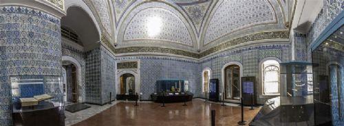 Hrka- Saadet'te bir Osmanl gelenei olarak yaklak 500 yldr kesintisiz bir ekilde hafzlar, Kur'an- Kerim okuyor. Gl sular mekana serpilmeye de devam ediyor.