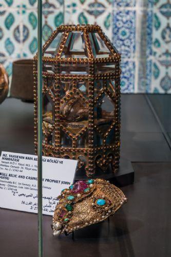 Fatih Sultan Mehmed stanbul'un fethi sonras Bizans Hazineleri'nden Osmanl Hazinesi'ne geen Hz. Yahya'nn kemikleri Destimal Odas'nda Peygamberlere ayrlan blmde bulunuyor.