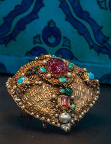 Fatih Sultan Mehmed stanbul'un fethi sonras Bizans Hazineleri'nden Osmanl Hazinesi'ne geen Hz. Yahya'nn kemikleri Destimal Odas'nda Peygamberlere ayrlan blmde bulunuyor.