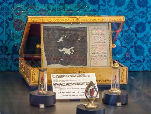 Hz. Muhammed'in (s.a.v) Kpt Kavmi'nin Reisi Mukavks'a gnderdii mektup da Ramazan'da sergilenen emanetlerden. Sultan Abdlmecid bu mektuba zel mahfaza yaptrm. Medine-i Mnevvere topra kutsal kabul edildii iin bazen zel ielerde Sakal- erif ve toprak iie yerletirilirmi.