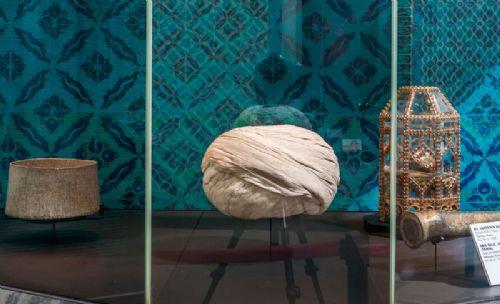 Hz. brahim'in tenceresi (solda) Hz. Yusuf'un sar (ortada) ve Hz. Yahya'nn kemikleri bir arada.