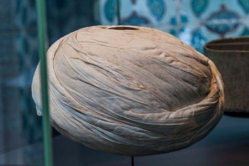 Baz Osmanl padiahlar Hz. Yusuf'un sarn takarak clus treninde tahta otururmu. nk Hz. Yusuf, Msr hazinesine hkmetmi bir peygamberdi.