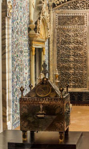 Hz. Ebubekir (r.a) ve Hz. mer'in (r.a.), Hz. Osman'n (r.a) ve Hz. Ali'nin klc. Hz. Ali'nin (r.a.) klcnn zerinde 'Ali'den baka yiit Zlfikar'dan baka kl yoktur' yazyor. Zlfikar klcnn da bu kl olduu, ikili ulu klcn hayal rn olduu syleniyor (soldan saa).