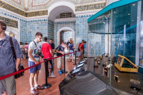 Ramazan ayna zel sergilenen Kutsal Emanetler ise ziyaretiler tarafndan en ok ilgi gren emanetler...