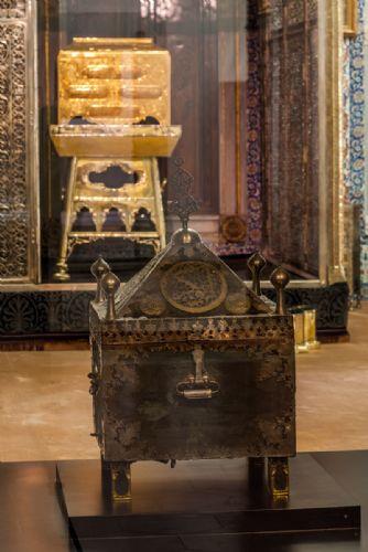 Hz. Muhammed'in (s.a.v) Hayber'in fethinde Hz. Ali'ye (r.a) verdii, Ukab denilen siyah sancak Hrka- Saadet Dairesi'nde gm muhafazada saklanyor (nde). Osmanl ordusu sefere ktnda Sancak- erif'i yannda gtrrm ama ypranmaya balad iin sancaktan paralar alnarak yeni sancaklar hazrlanm.