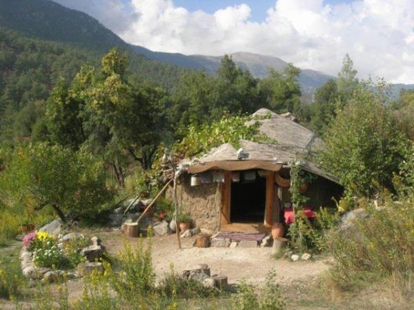 �ki arkada�, tamamen do�al malzemeyle ve kendi elleriyle s�f�r maliyetle in�a ettikleri evleri ve ya�amlar�n�n, ayn� �artlarda kalabilecek olan gen�lere �rnek olabilmesini diliyorlar.